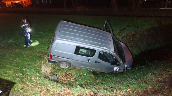 Automobilist raakt gewond bij botsing met aanhanger
