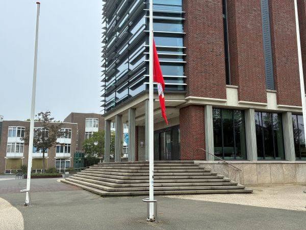 Zeeuwse gemeenten hangen vlag halfstok • Veel lof voor Levi (16) na stille tocht