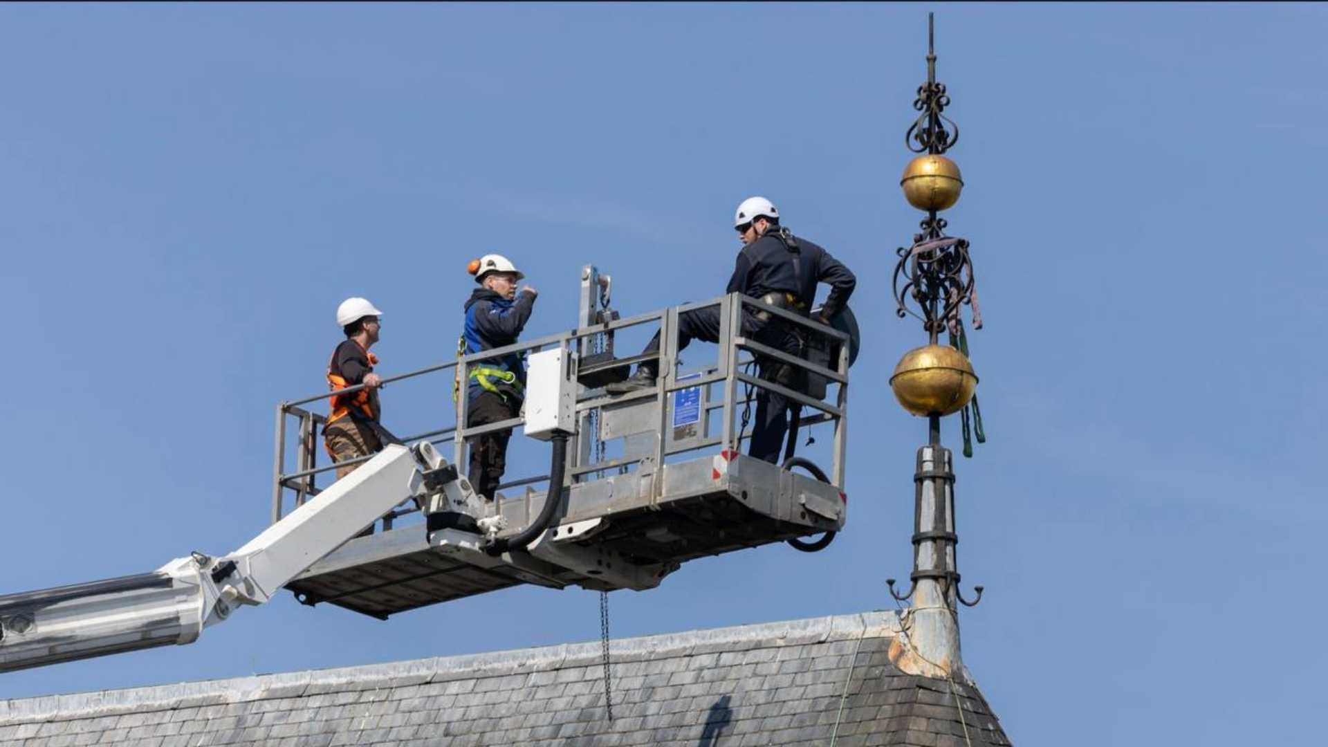 Smid vindt kogelgaten en mysterieus krantenknipsel in bekroning Martinikerk