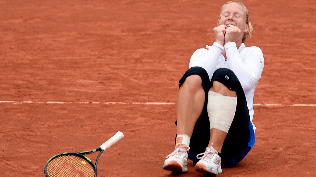 Kiki Bertens met ingetapete kuit