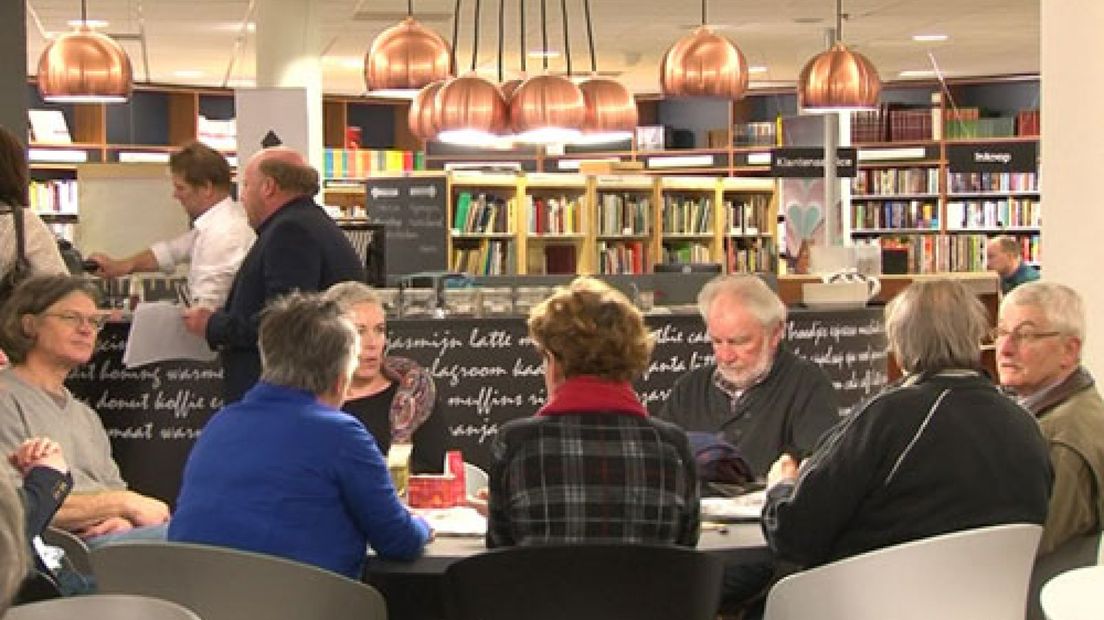 De Nijmeegse boekhandel Dekker van de Vegt is net
een jaar onder zijn oude naam heropend, maar draait
tegen de verwachting in bijzonder goed.De
boekhandel moest begin vorig jaar de deuren
sluiten omdat eigenaar Polare failliet ging.