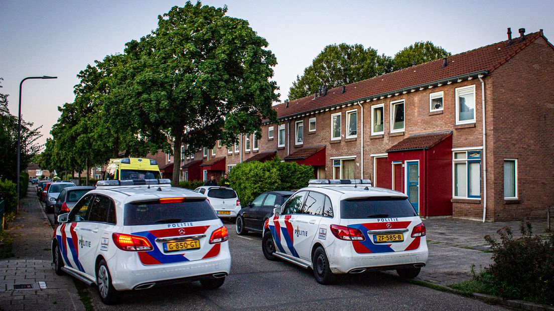 Politie in de straat na de melding van een woningoverval.