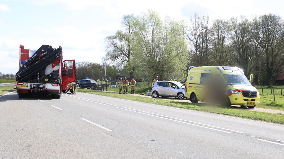 112 Nieuws: Frontale aanrijding, twee gewonden en N747 bij Geesteren dicht