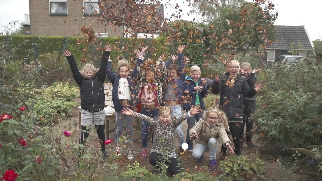 Het is herfst en dan kun je genieten van de mooiste tijd van het jaar in het bos, maar kinderen gaan steeds minder naar buiten, terwijl onderzoeken aantonen dat het juist heel goed voor je is om in de natuur te zijn. Dus ouders, opa's en oma's opgelet: hier zeven manieren om je kind uit te dagen om op onderzoek uit te gaan in de natuur.