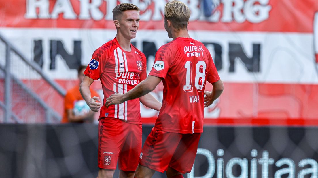 Daan Rots heeft FC Twente op voorsprong gezet en wordt bejubeld door Michel Vlap