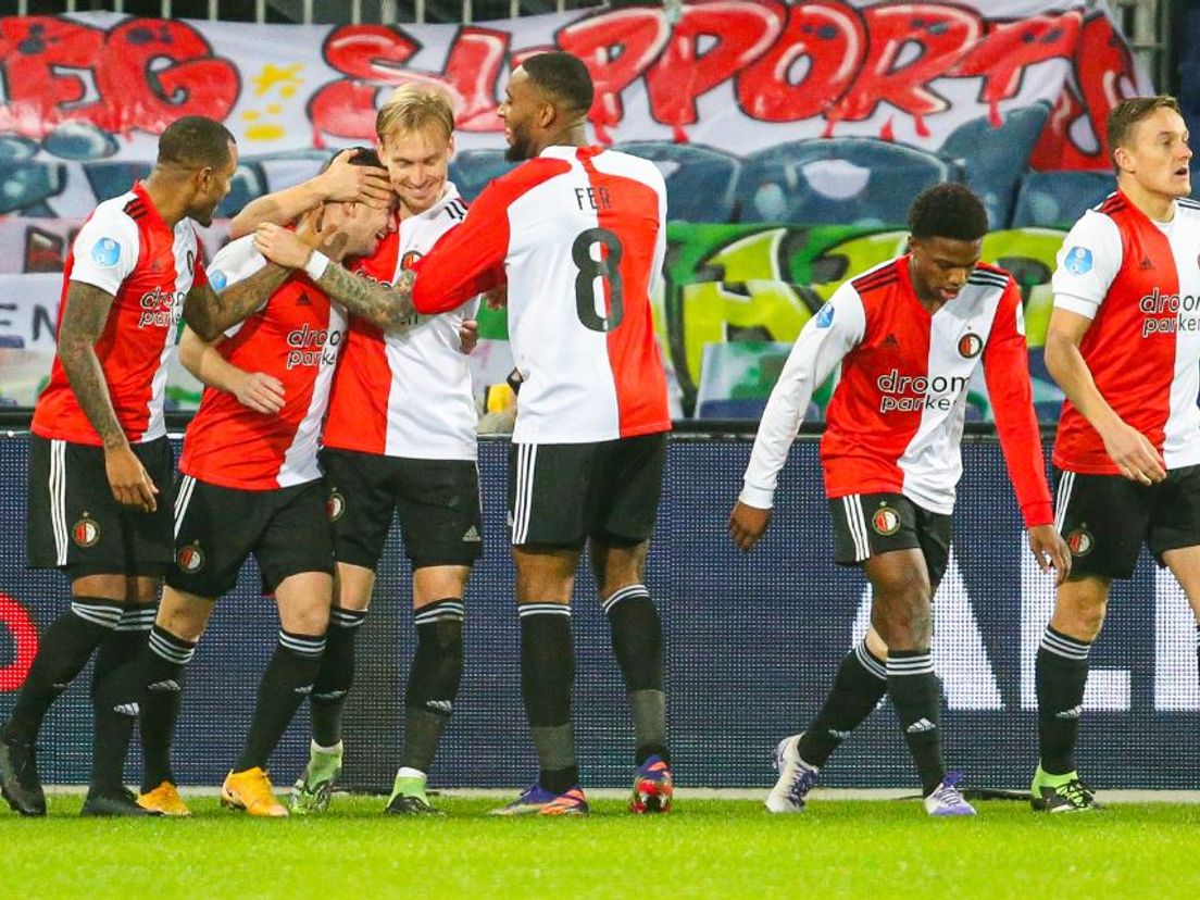 Feyenoord viert de eerste treffer van Bryan Linssen tegen Heerenveen. (VK Sportphoto - Yannick Verhoeven)