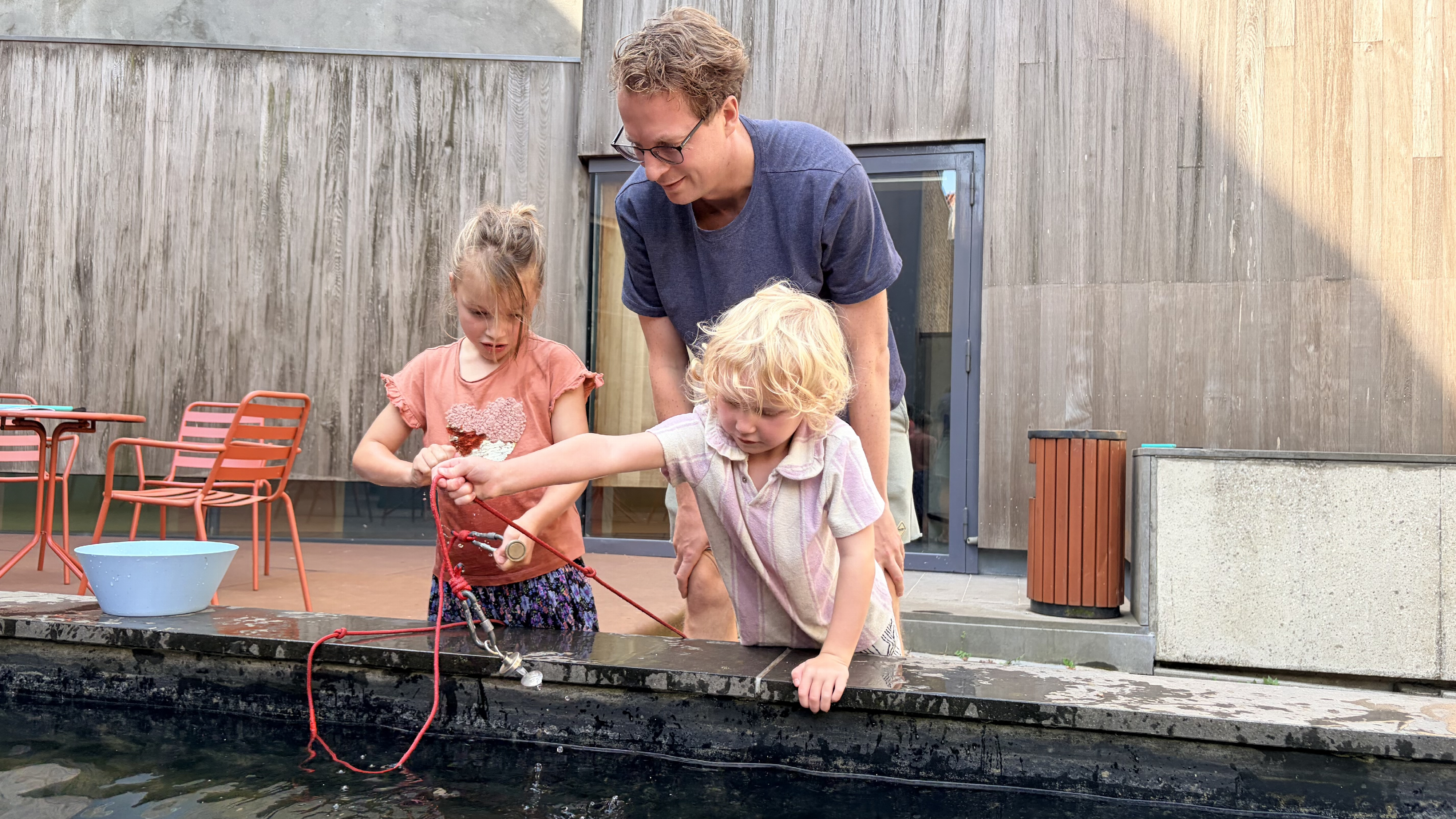 Met een magneet op schattenjacht: kinderen leren over scheepswrakken