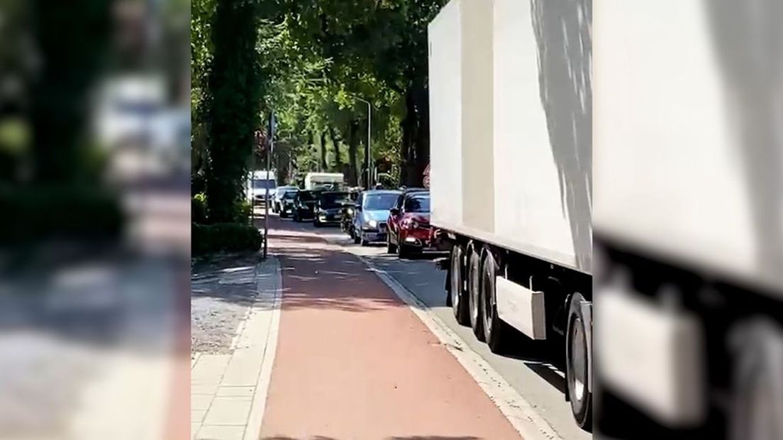 Stilstaand verkeer in Otterlo.