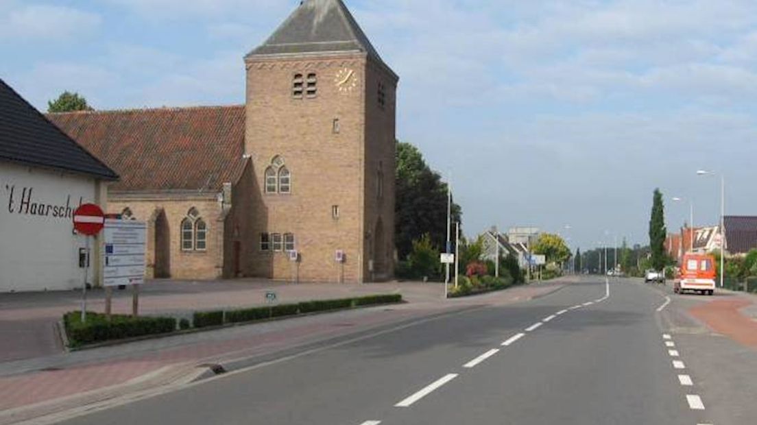 Dorpsstraat met dorpshuis