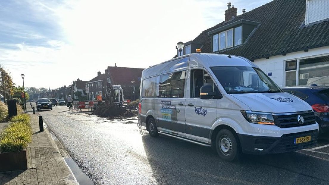 Krantenbezorger valt in sinkhole in IJsselmuiden