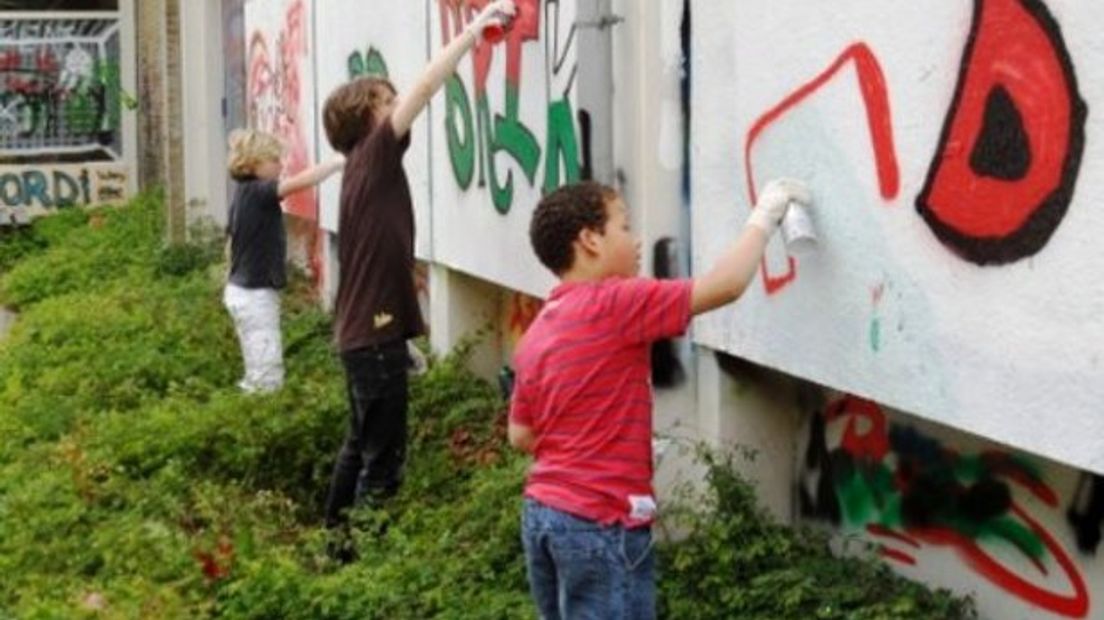 Kinderen spuiten graffiti