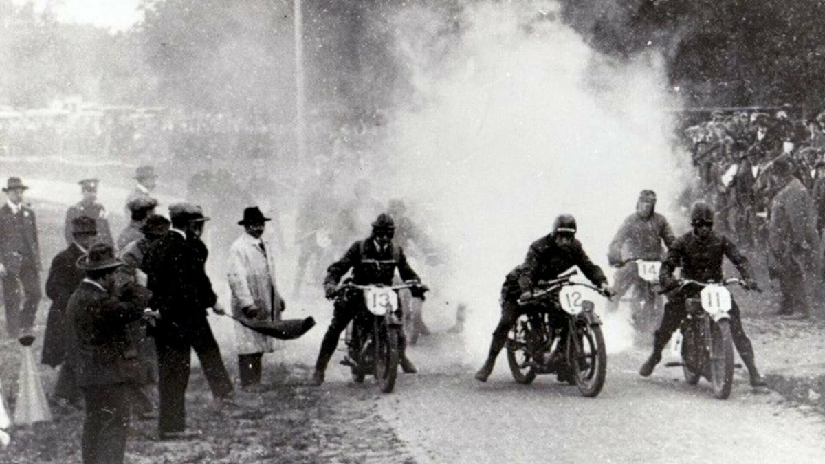 100 jaar geleden was de allereerste TT: brandstofvat in boom en broodjes eten op de motor