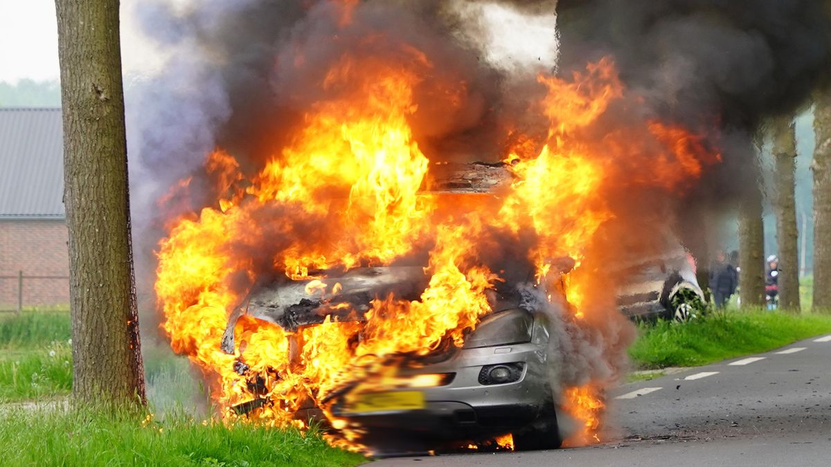Auto brandt volledig uit bij Tiendeveen