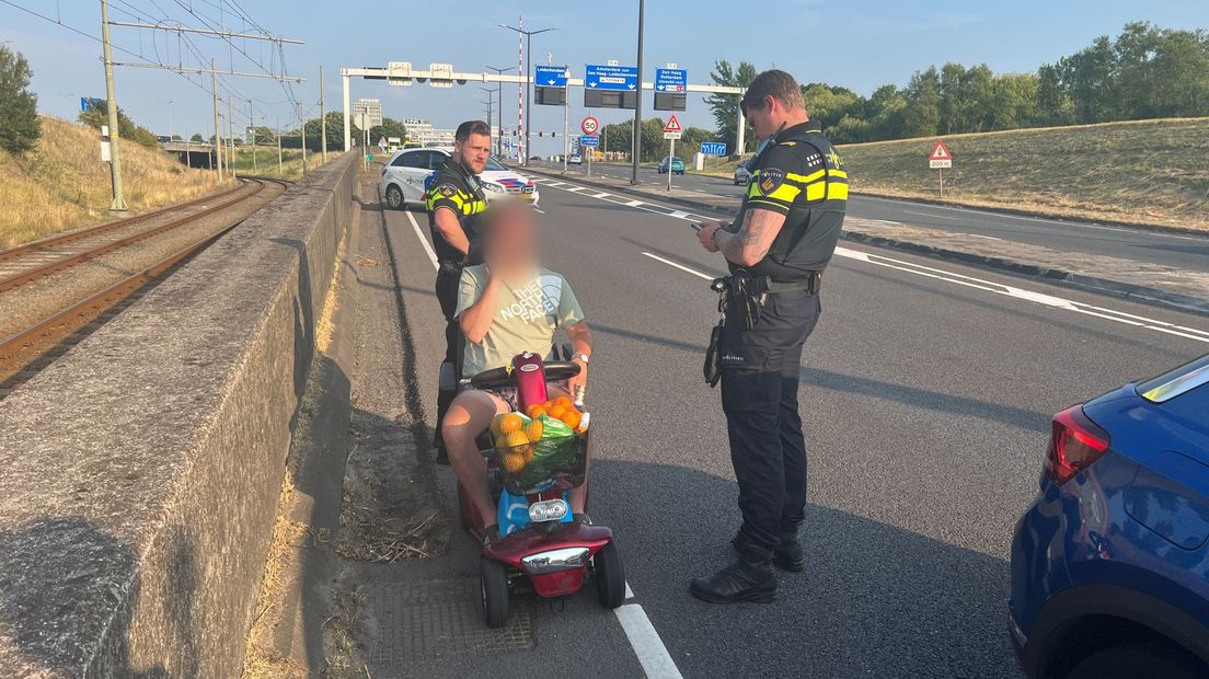 Man in scootmobiel van de weg gehaald