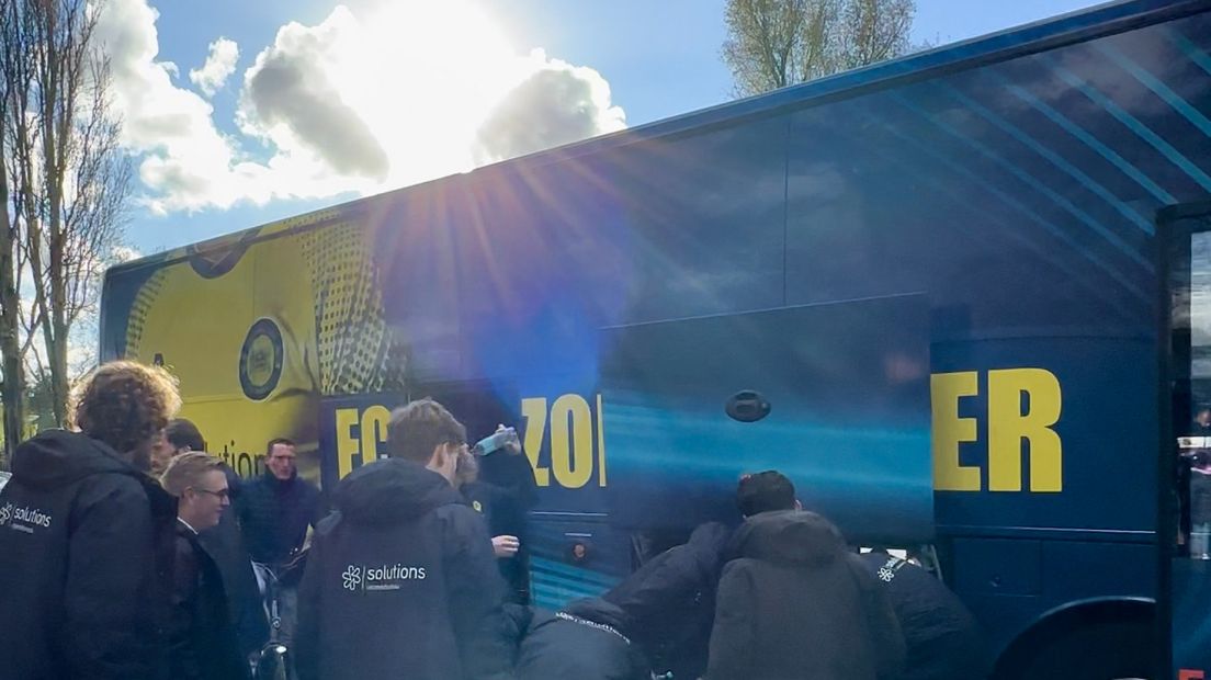 De spelers van FC Zoetermeer stappen voor het eerst in de spelersbus