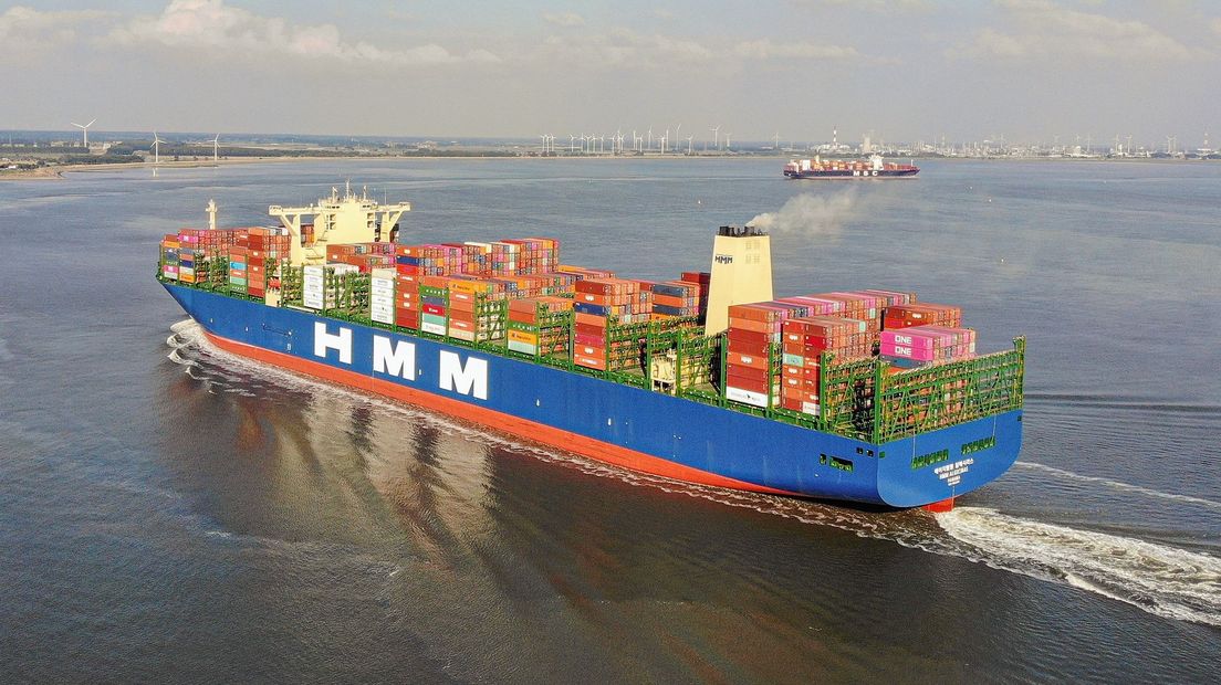 Grootste containerschip HMM algeciras vaart nog één keer over de Westerschelde