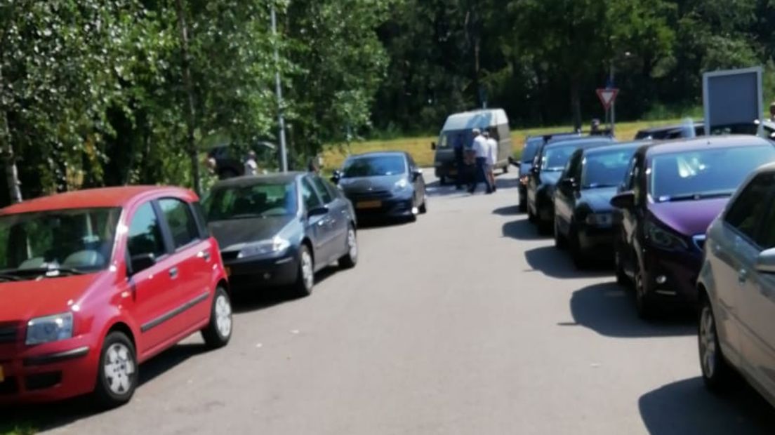 Onder andere op de Meerweg in Haren staan veel auto's geparkeerd
