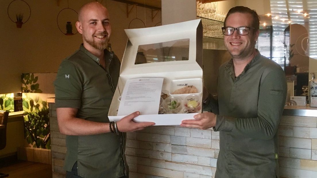 Marc Everse en Niek Traas van restaurant Kale & de Bril laten met trots de bezorgbox zien