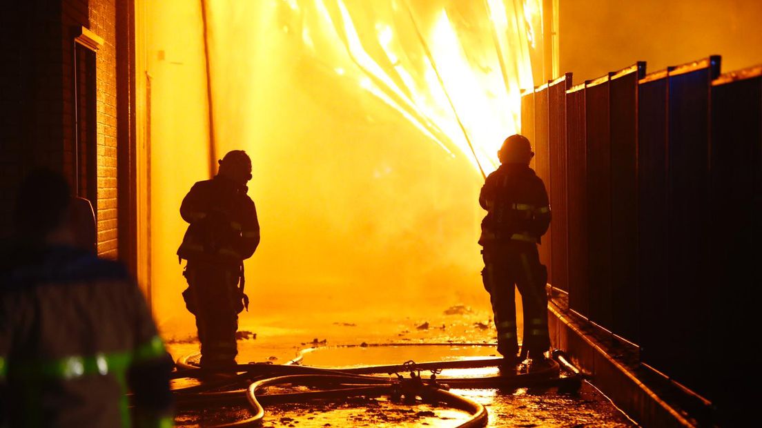 In een bedrijfshal aan de Radeweg in Vaassen woedt sinds woensdagavond een grote brand. De vlammen sloegen uit het dak. Volgens onze verslaggever ter plaatse bleven de vlammen lange tijd onverminderd hoog oplaaien, tot wel tientallen meters.