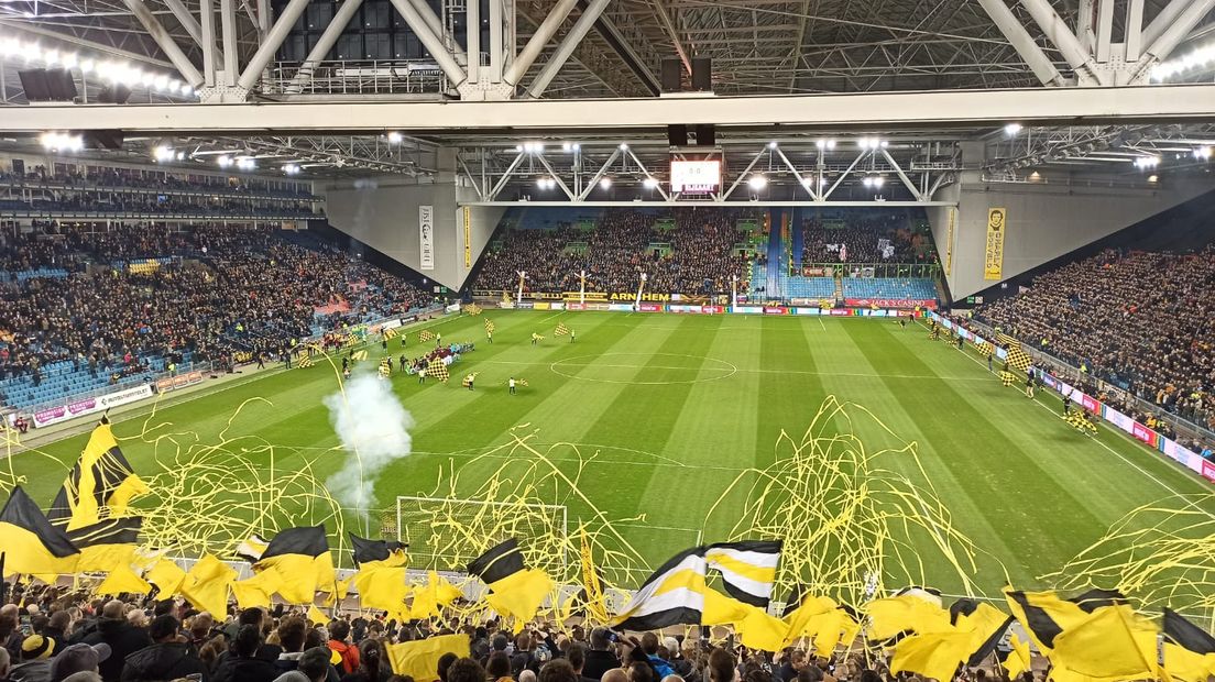 Volle tribunes tijdens de bekerwedstrijd van Vitesse tegen Ajax.