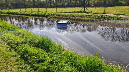 Auto belandt in beek