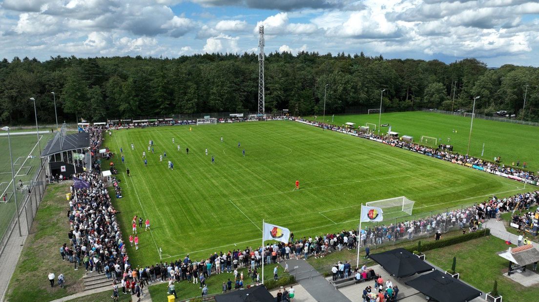 Een fraai kiekje van het veld van Rolder Boys, waar FC Emmen en FC Groningen vanmiddag oefenden