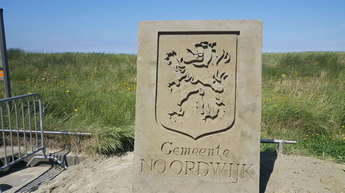 Zandsculptuur van wapen gemeente Noordwijk