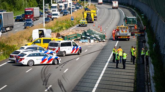 Rotterdam vanuit zuiden vrijwel onbereikbaar na ongeluk met puinhoop op de weg. Rotterdam vanuit zuiden vrijwel onbereikbaar na ongeluk met puinhoop op de weg.
