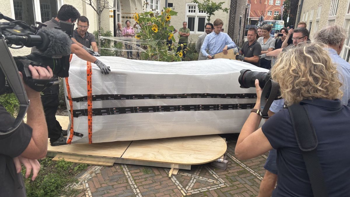 De koninklijke troon werd ooit gemaakt in Roermond en nu is hij terug