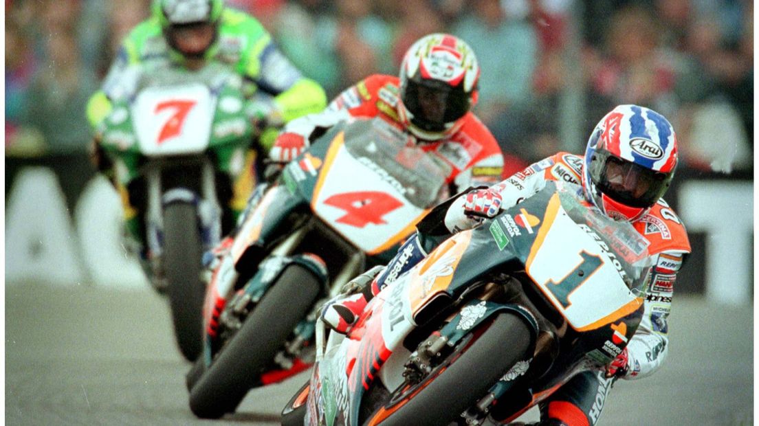 Michael Doohan leidt in 1996 de 500cc-race, gevolgd door Alex Criville (4) en Alex Barros (7) (Rechten: ANP / Raymond Rutting)