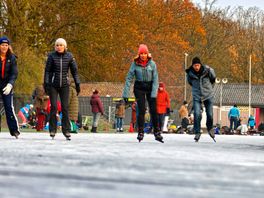 In beeld: Honderden schaatsliefhebbers in Doorn genieten van eerste ijs