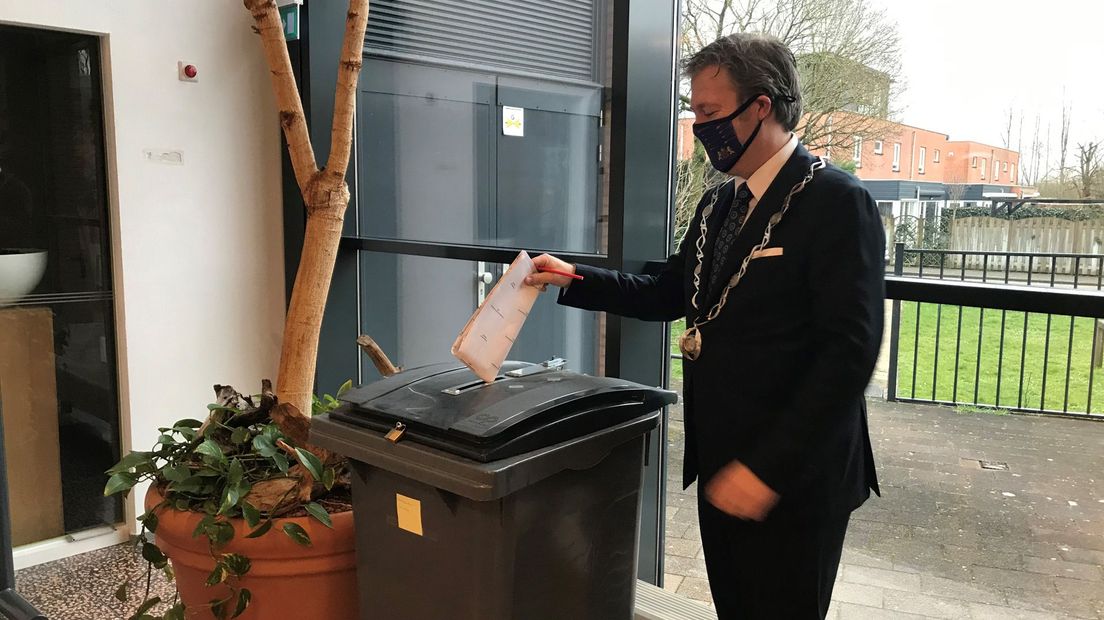 Burgemeester Danny de Vries van Oudewater brengt zijn stem uit.