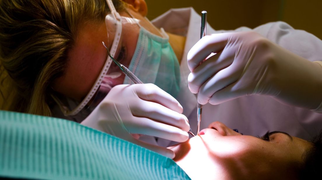 Een patiënt onder behandeling bij een tandarts