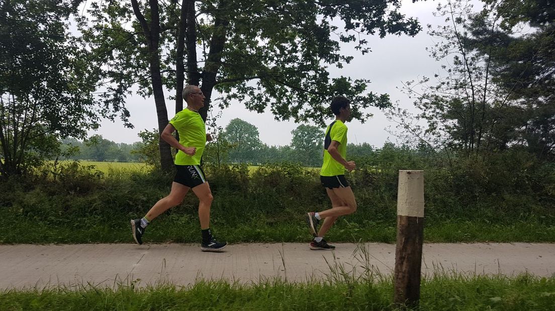 Koen wordt vergezeld door Lennart de Vos (Rechten: Jasmijn Wijnbergen/RTV Drenthe)