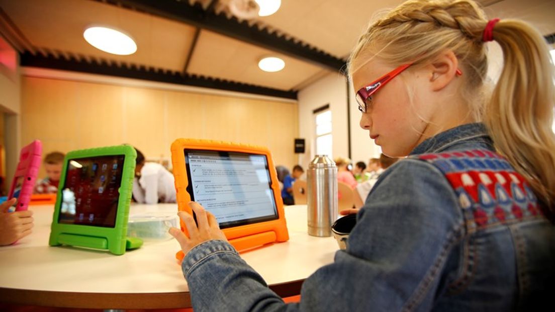 De eerste officiële Steve Jobsschool van Gelderland staat in Wilp. Na de zomervakantie is basisschool de Hagewinde van start gegaan met workshops, in plaats van lessen. En natuurlijk speelt de iPad een belangrijke rol in het leslokaal.