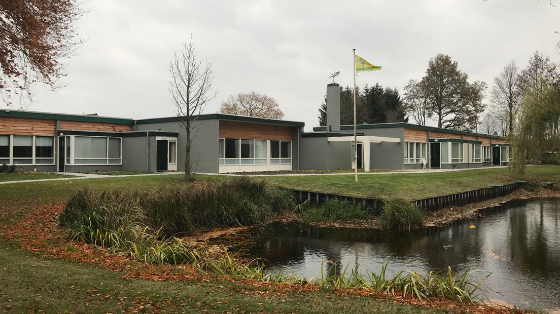 Jong en oud wonen in de oude Emmenschool van Gasselternijveen, sinds vandaag de J. Emmenshof (Rechten: Margriet Benak / RTV Drenthe)