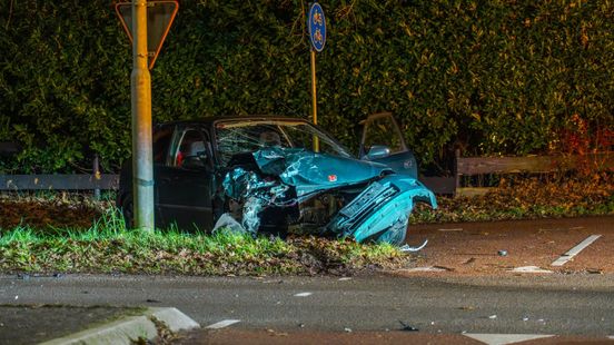 Autobrand beschadigt huis • bestuurder tolt na botsing