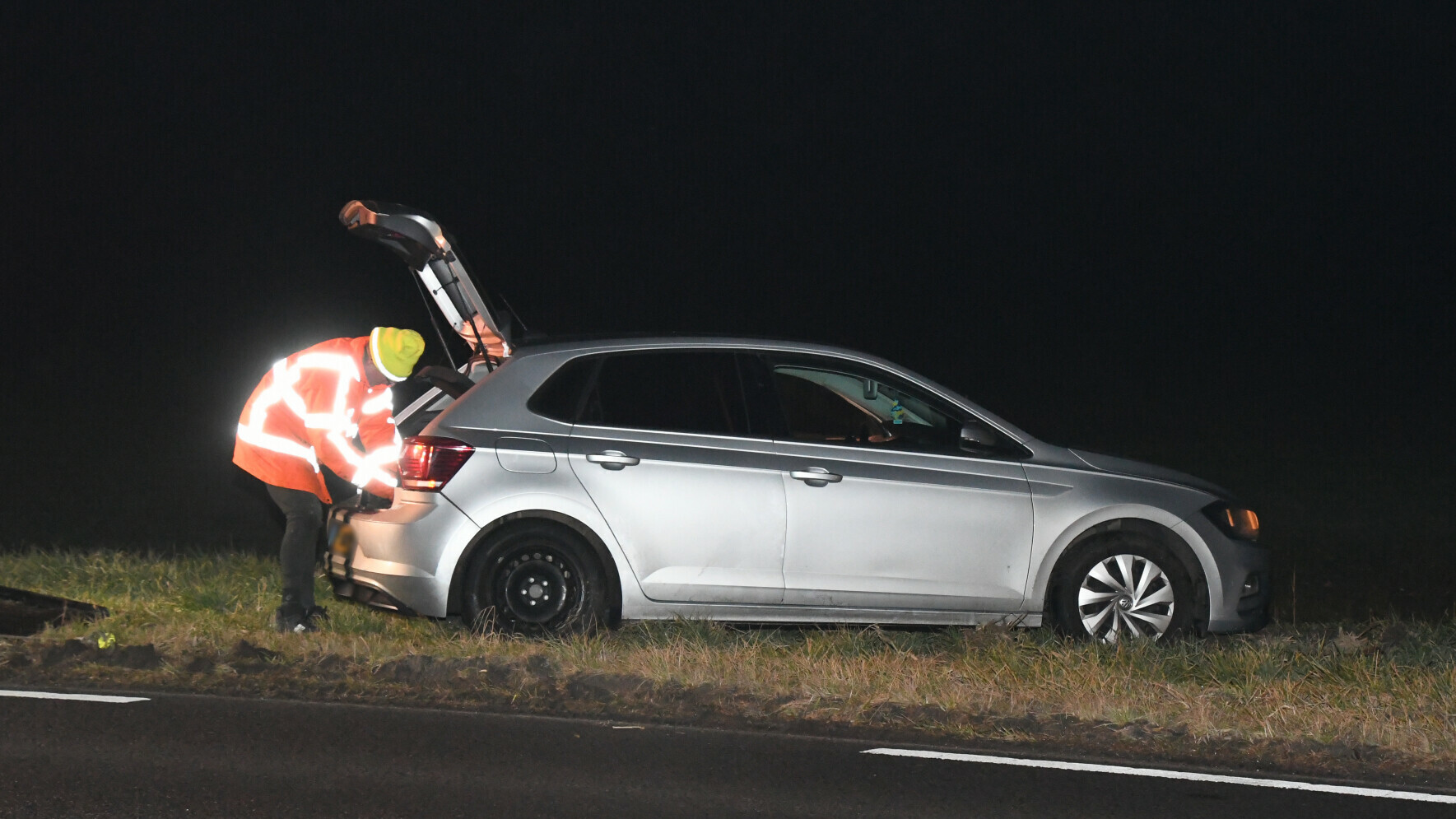 Auto in sloot bij Burgh-Haamstede, bestuurder spoorloos