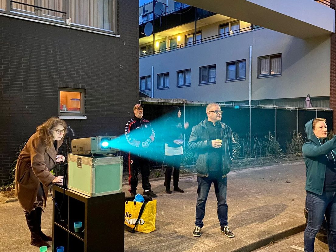 Buurtbewoners projecteren foto's op sloophuizen Tweebosbuurt