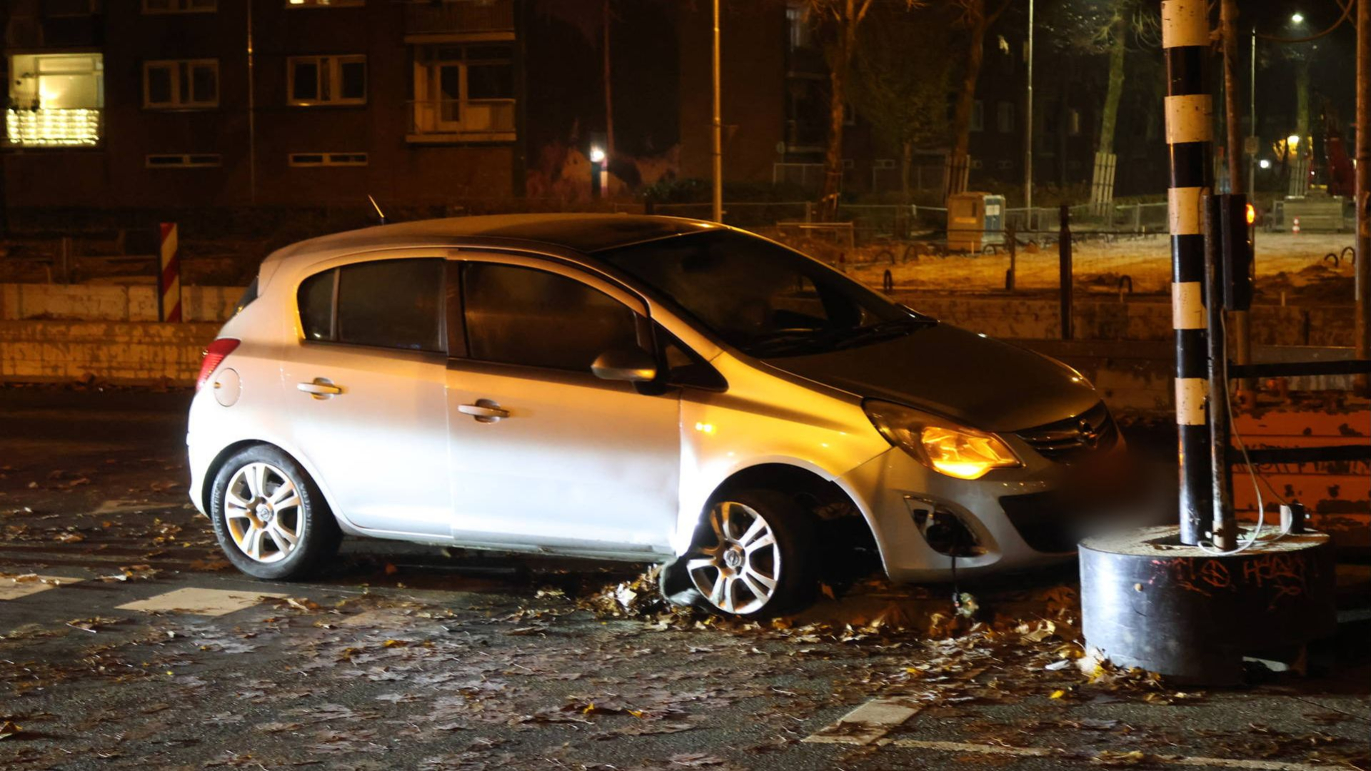 Bestuurder op de vlucht na botsing.