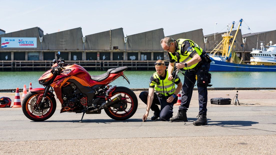 Agenten voeren een geluidsmeting uit in de haven