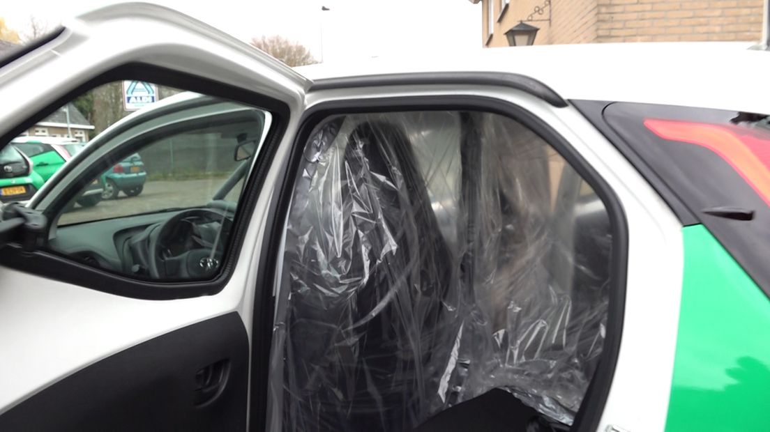 Uitzendbureau VDU in Tiel heeft 140 auto's en busjes laten voorzien van plexiglas en plastic in de hoop arbeidsmigranten te beschermen tegen corona tijdens de rit naar hun werk. De roep om arbeidsmigranten is groot en het bedrijf ziet geen betere oplossing.