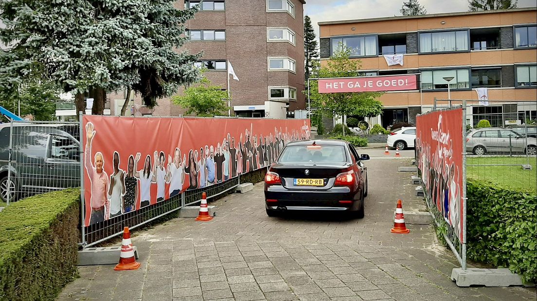 Aan het einde van de rit werden de leerlingen voor het laatst 'uitgezwaaid'