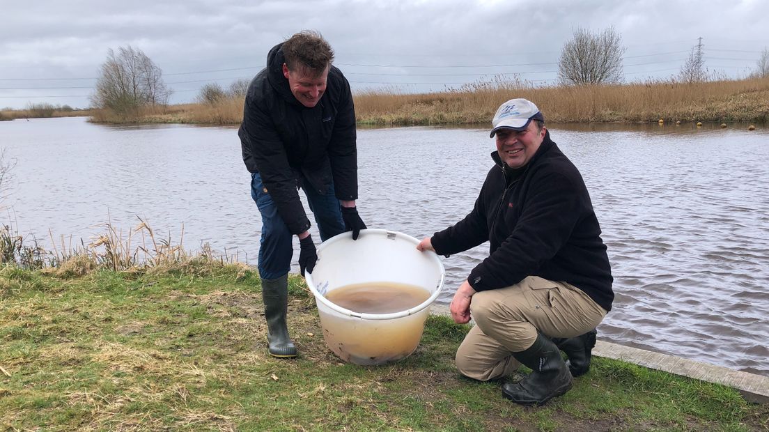 Henk Mensinga en Wouter van der Heij met de zeeforellen