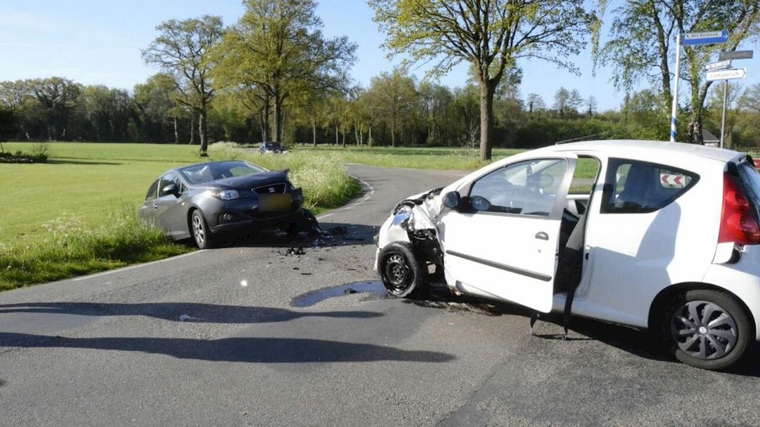 Twee auto's botsen bij Enschede