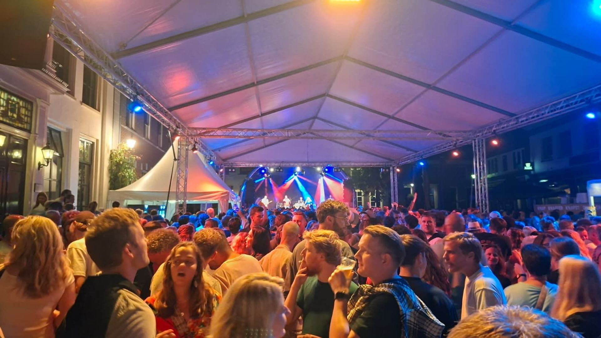 Kermis Aalten trekt massaal publiek: feestelijk en incidentvrij weekend.