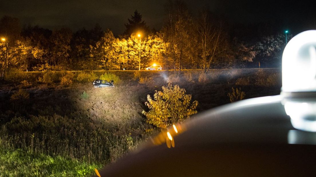Op de A50 bij Hattem is in de nacht van vrijdag op zaterdag een auto over de kop geslagen. Volgens ooggetuigen sloeg de auto meerdere keren over de kop.