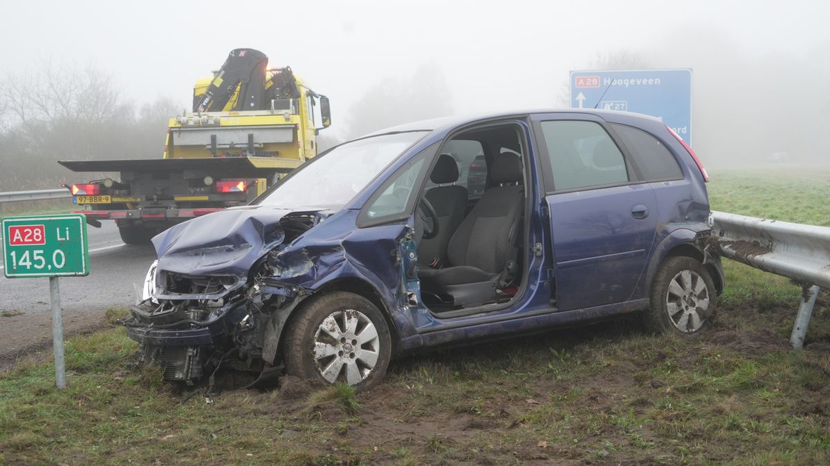 Auto raakt van de A28 bij Fluitenberg