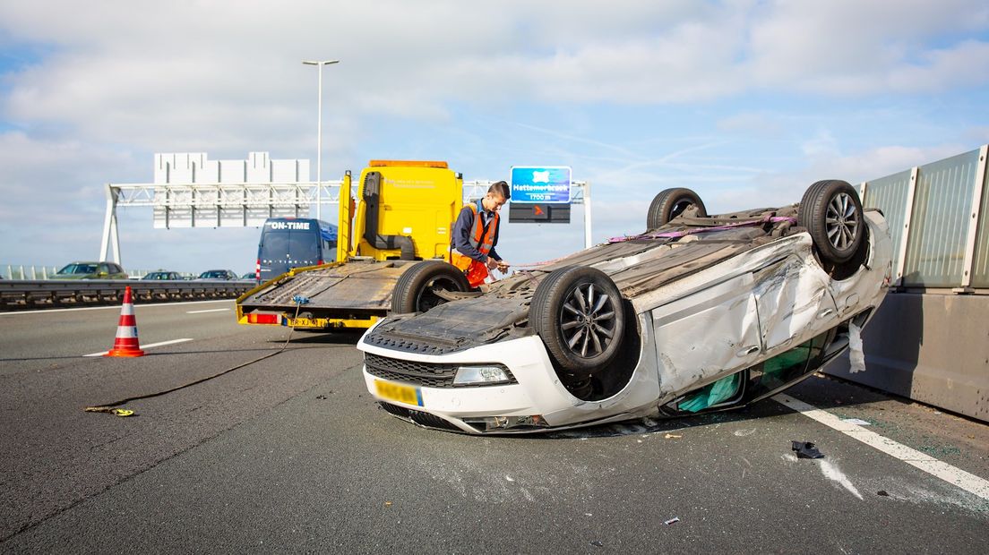 De auto sloeg op de A28 over de kop