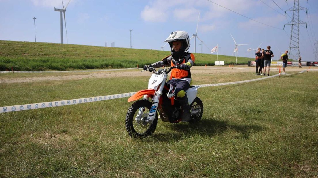 Kinderen maken eerste meters op de crossmotor 